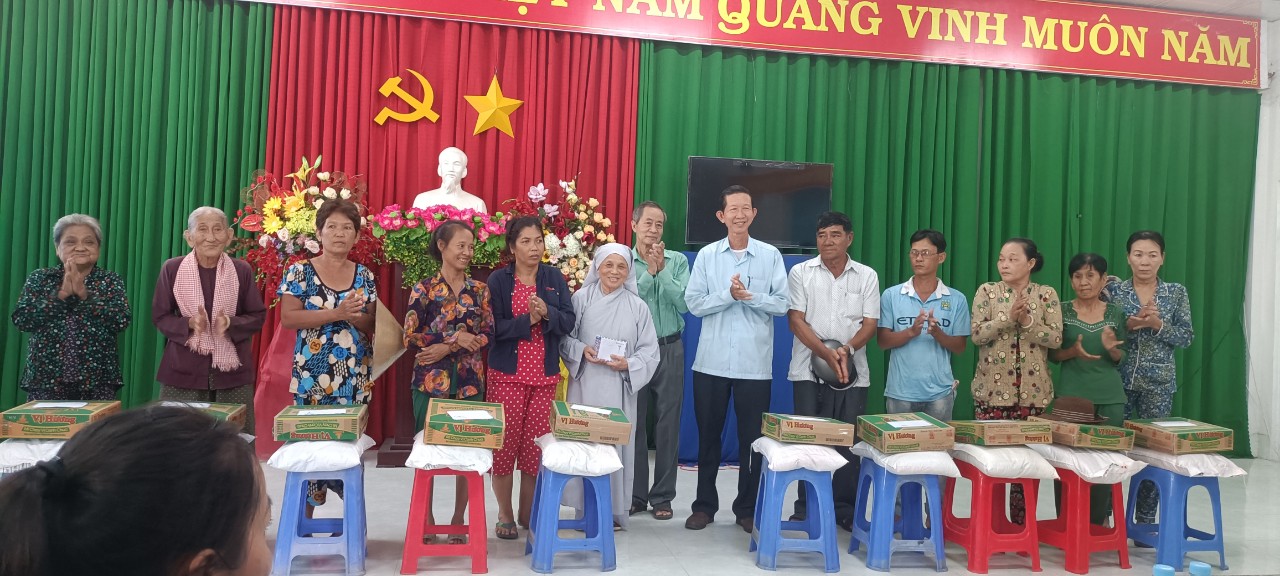 nhận quà